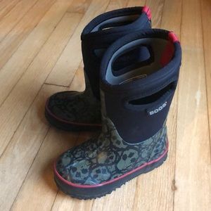 Kids classic bogs size 9